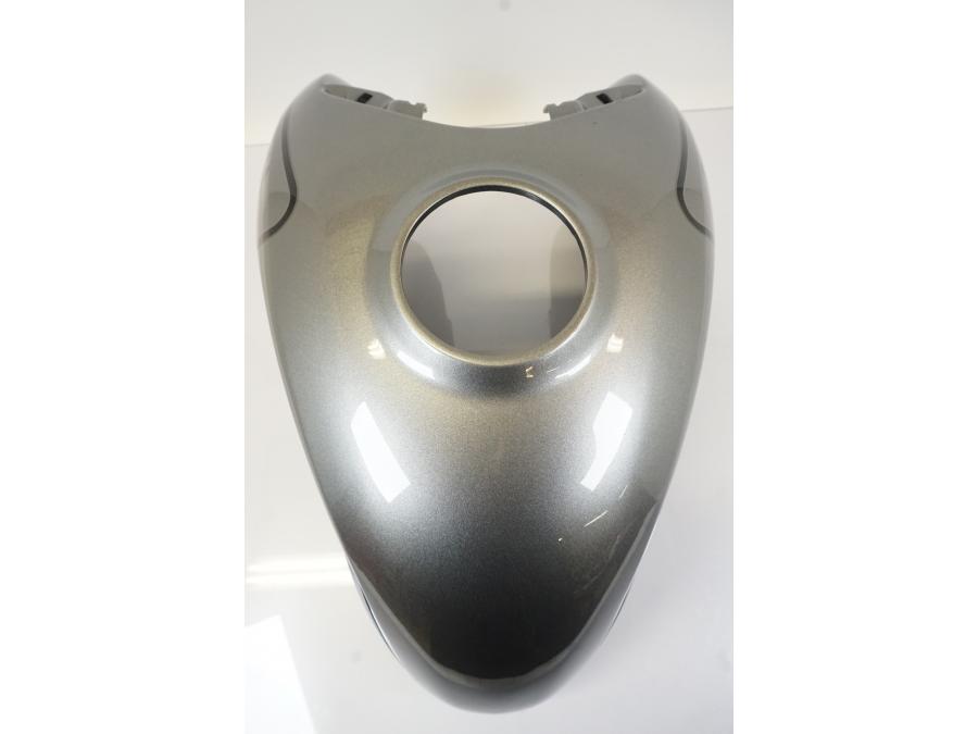 Baksidan på Bensintankskåpa från en Triumph Trident -2021 motorcykel.