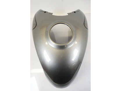 Baksidan på Bensintankskåpa från en Triumph Trident -2021 motorcykel.