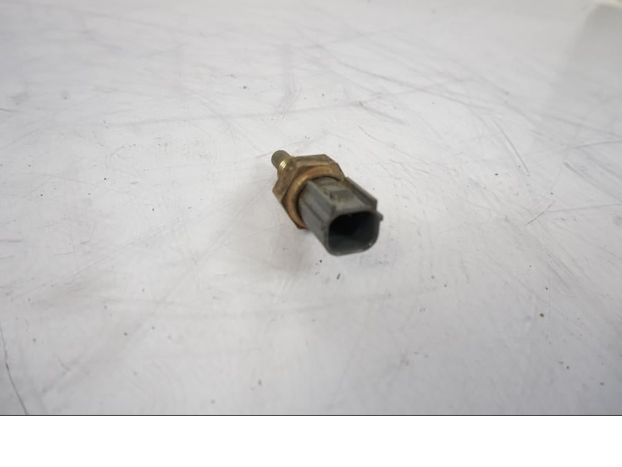 Baksidan på Vattentermostatgivare från en Honda CRF 1000 Africa Twin -2016 motorcykel.