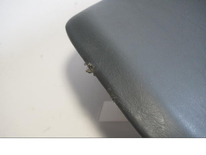 Baksidan på Sadel från en Honda NT 650 V -1998 motorcykel.