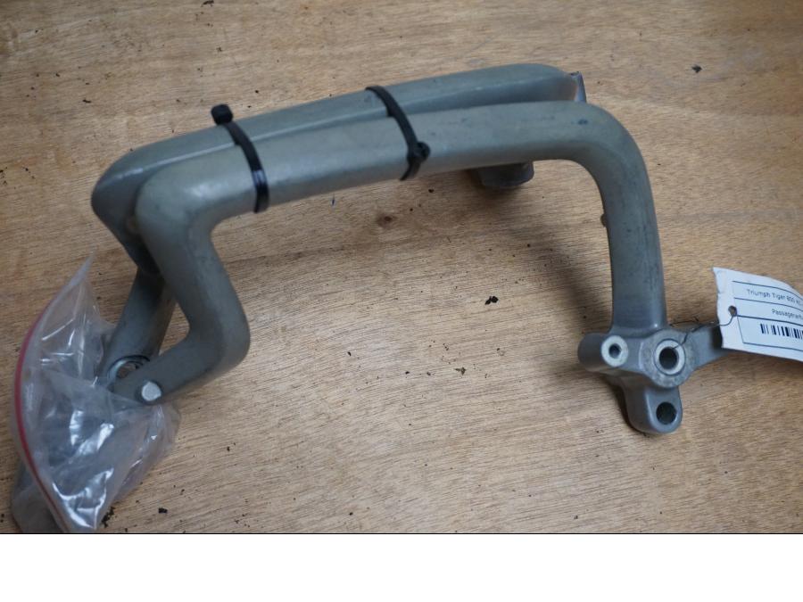 Framsidan på Passagerarhandtag från en Triumph Tiger 800 -2011 motorcykel.