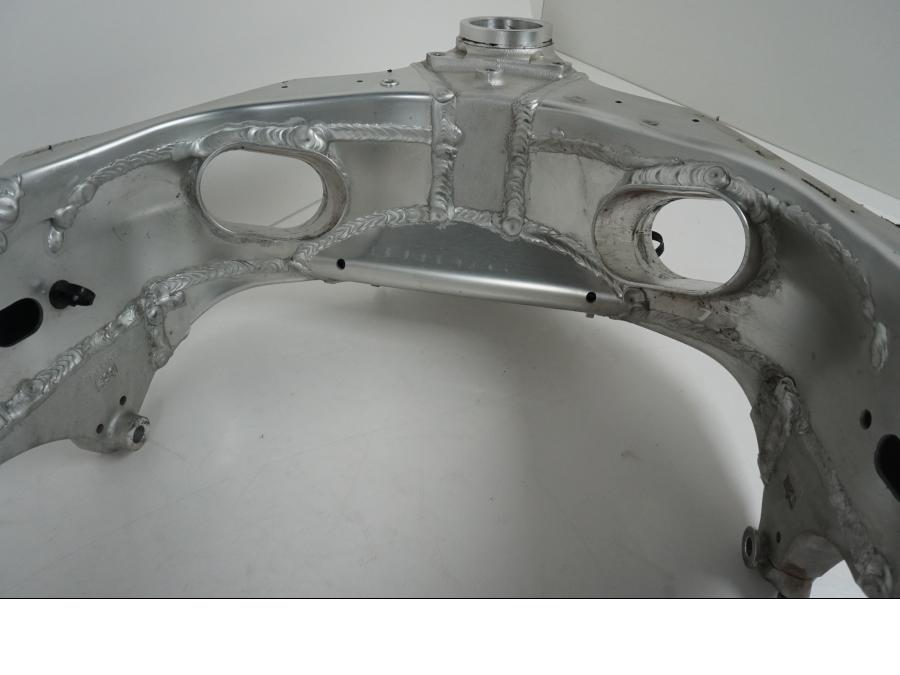 Vänster sida på Ram från en Suzuki GSX-R 750 -2001 motorcykel.