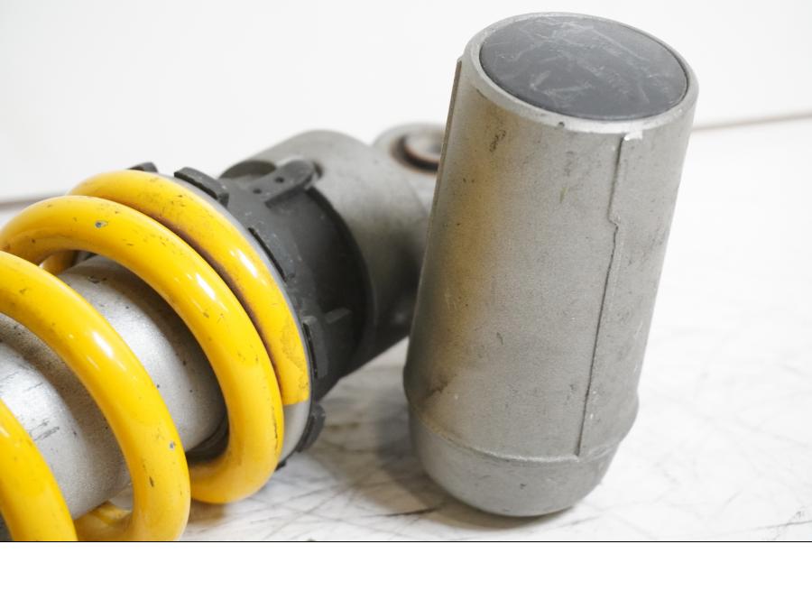 Snett uppifrån på Stötdämpare från en Yamaha YZF R6 -2000 motorcykel.