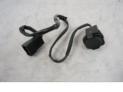 Framsidan på El uttag 12 V från en KTM 1290 Super Duke R -2021 motorcykel.