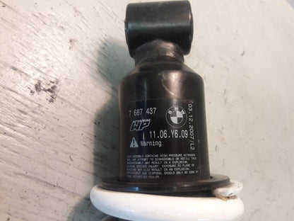 Baksidan på Stötdämpare från en BMW K 1200 S -2008 motorcykel.