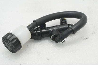 Baksidan på Bromshuvudcylinder från en Kawasaki Z 400 -2020 motorcykel.