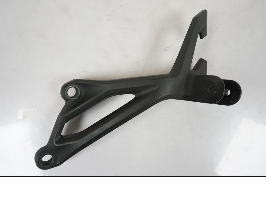 Framsidan på Fotpinnefäste från en Kawasaki Z 900 -2021 motorcykel.