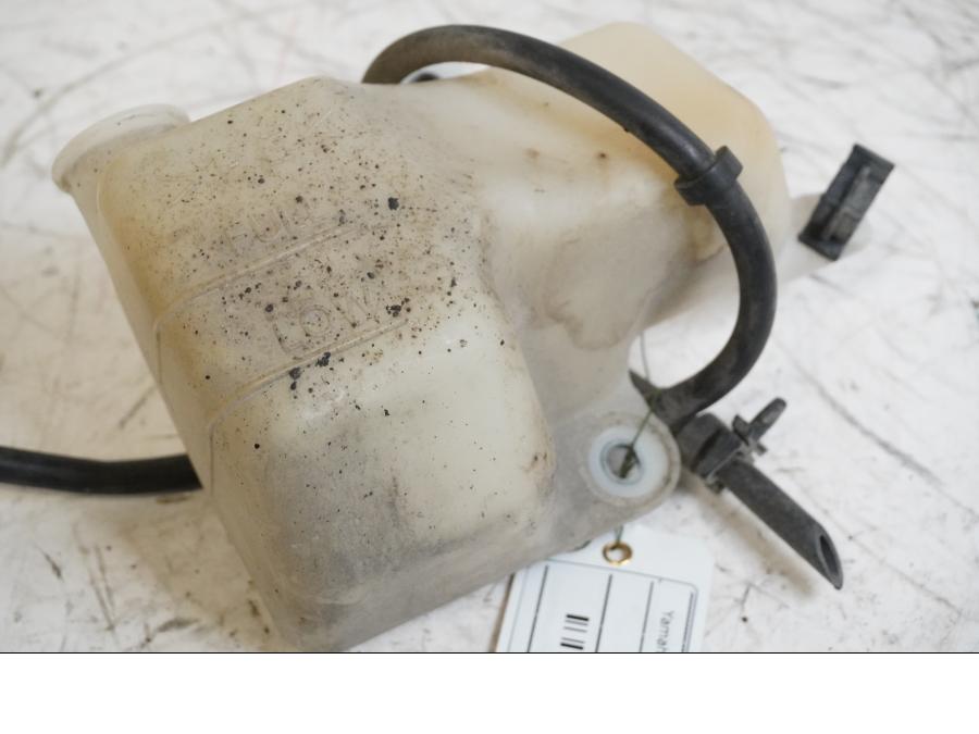 Baksidan på Vattenexpansionskärl från en Yamaha XT 1200 Z -2011 motorcykel.