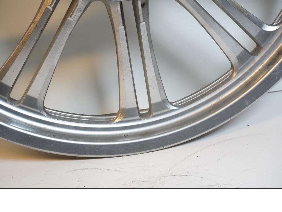 Extrabild5 på Fälg från en Kawasaki VN 900 -2007 motorcykel.