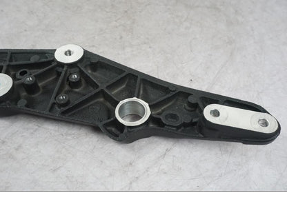 Snett nerifrån på Ramdel från en Ducati Multistrada V4 -2024 motorcykel.