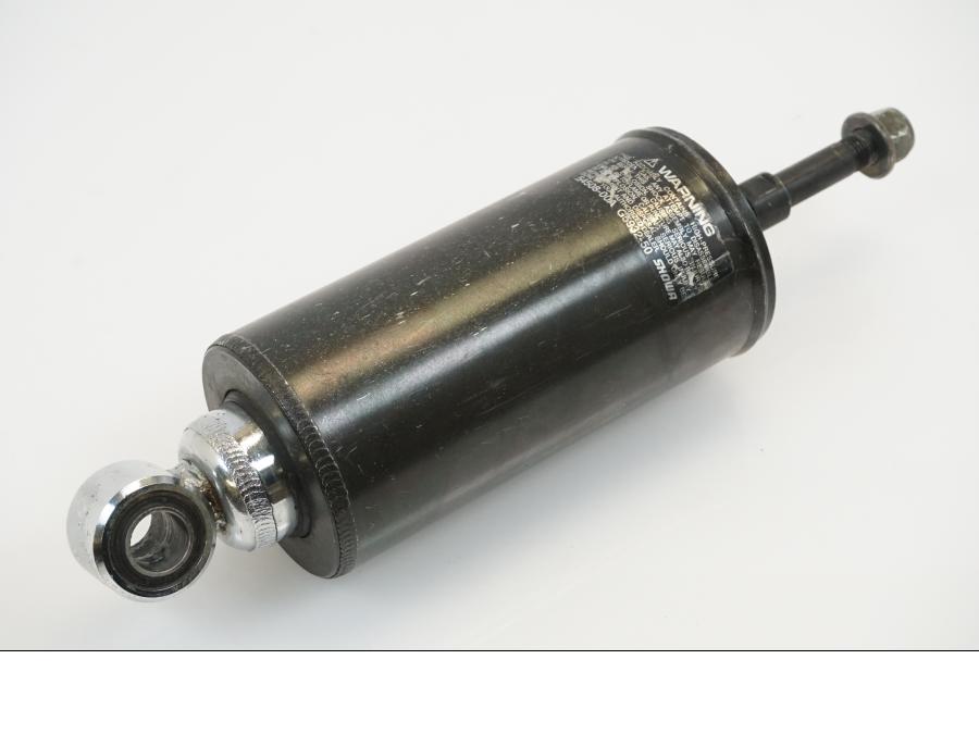 Snett nerifrån på Stötdämpare från en H-D Softail Heritage Classic FLSTC/I -2004 motorcykel.