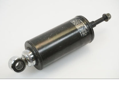 Snett nerifrån på Stötdämpare från en H-D Softail Heritage Classic FLSTC/I -2004 motorcykel.