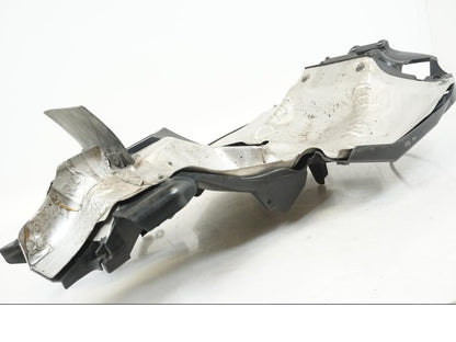 Baksidan på Undertail från en Honda VFR 800 -2003 motorcykel.