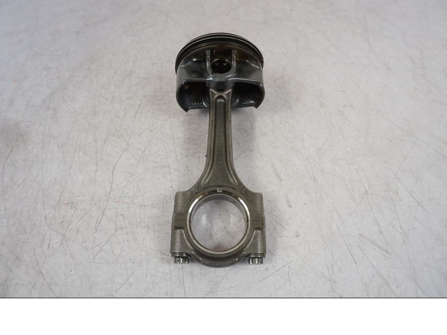 Höger sida på Kolv från en BMW F 750 GS -2020 motorcykel.