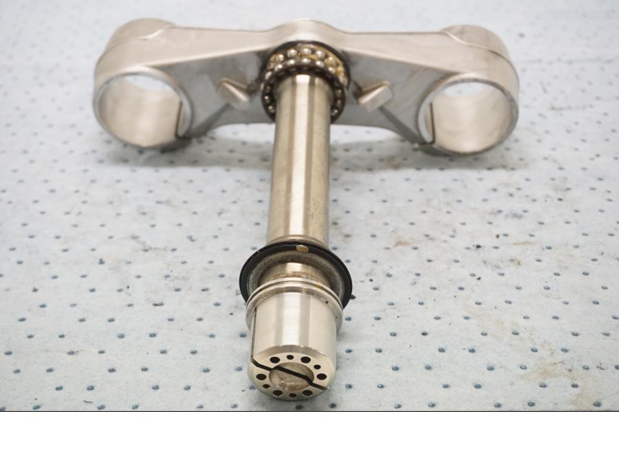 Höger sida på Gaffelkrona från en MV Agusta F3 675 -2014 motorcykel.