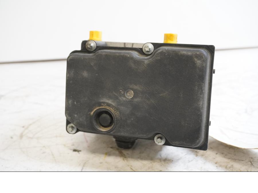 Baksidan på ABS Modulator från en BMW F 800 GS -2009 motorcykel.