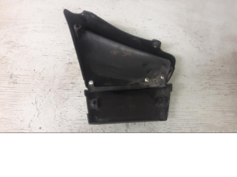 Baksidan på Sidopanel från en Kawasaki VN 900 -2007 motorcykel.