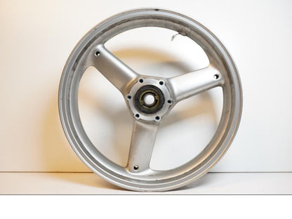 Framsidan på Fälg från en Triumph Sprint RS -2004 motorcykel.