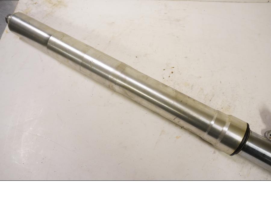 Höger sida på Gaffelben från en Suzuki GSX-R 750 -1996 motorcykel.