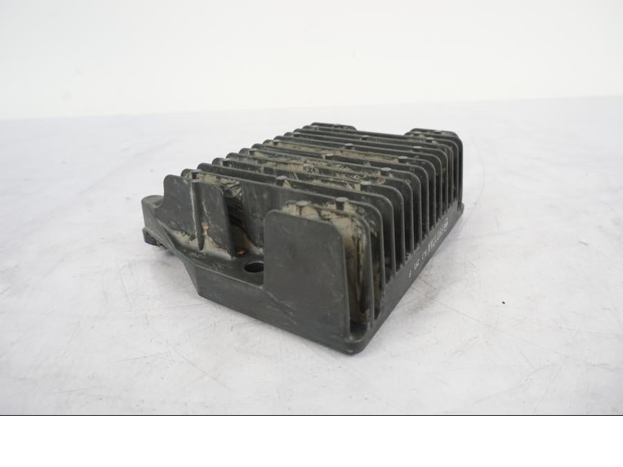 Höger sida på Likriktare från en Honda VFR 1200 -2010 motorcykel.