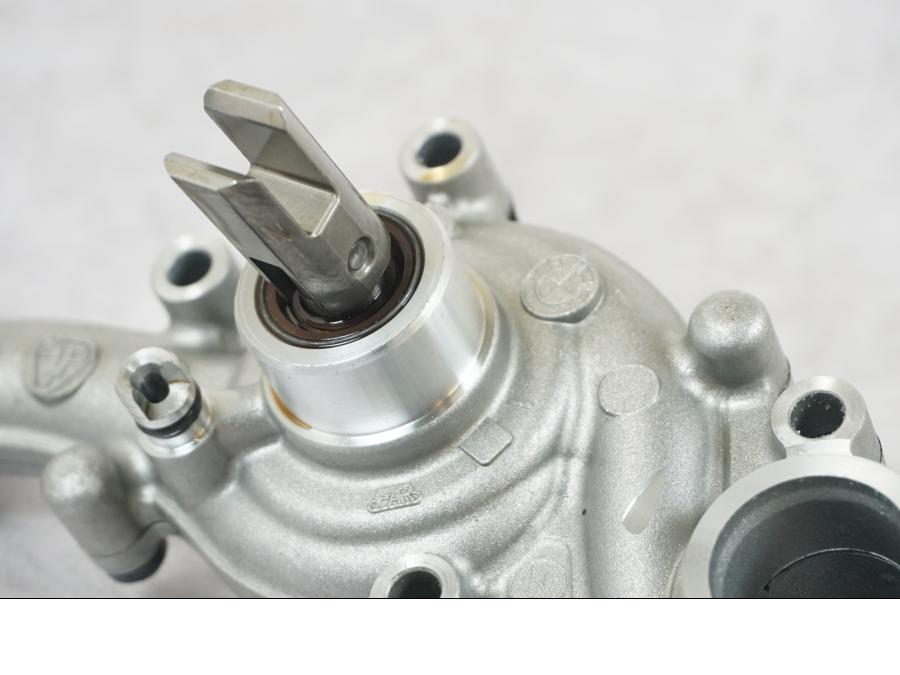 Extrabild2 på Vattenpump från en BMW R 1200 GSA -2014 motorcykel.
