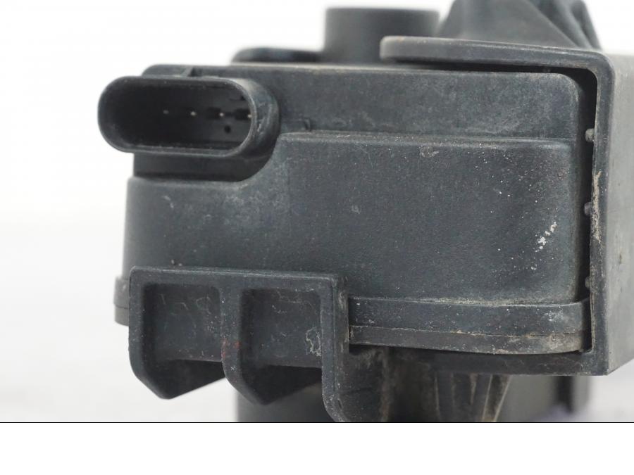 Snett uppifrån på Avgasspjällmotor från en BMW R 1200 GSA -2012 motorcykel.