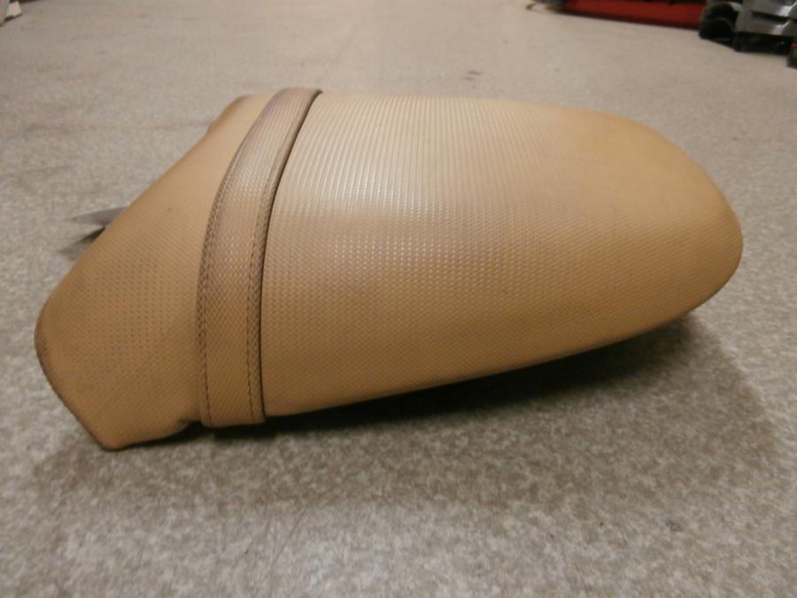 Baksidan på Sadel från en BMW R 850 R -2003 motorcykel.