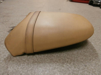 Baksidan på Sadel från en BMW R 850 R -2003 motorcykel.