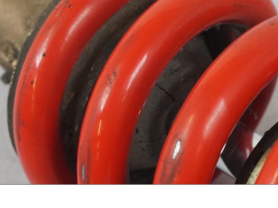 Snett uppifrån på Stötdämpare från en Triumph Daytona 955I -2000 motorcykel.