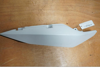 Höger sida på Bakvinge från en Yamaha XJ 6 -2011 motorcykel.