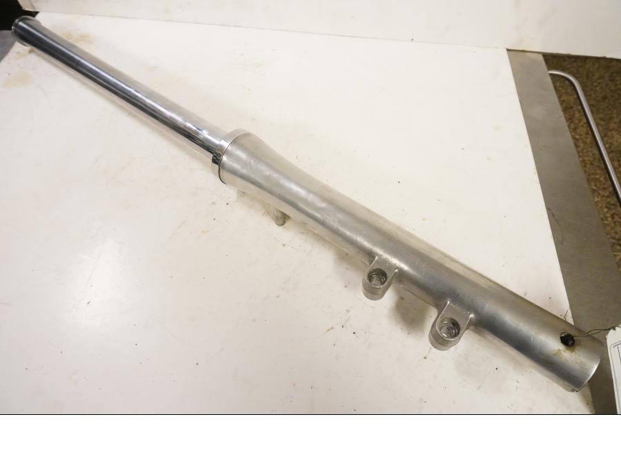 Framsidan på Gaffelben från en Suzuki VS 800 -1992 motorcykel.