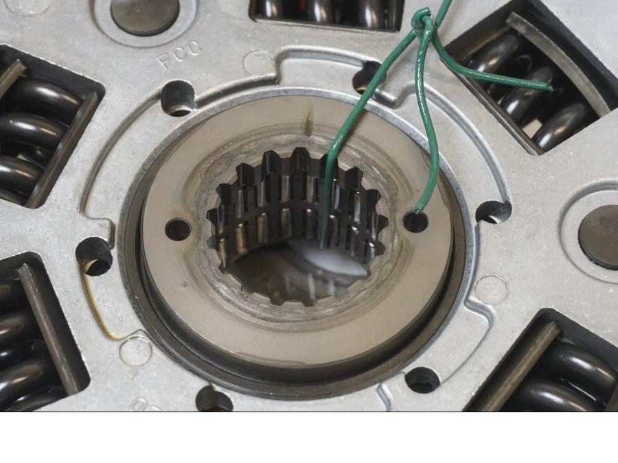 Snett nerifrån på Kopplingskorg från en KTM 1190 Adventure -2015 motorcykel.