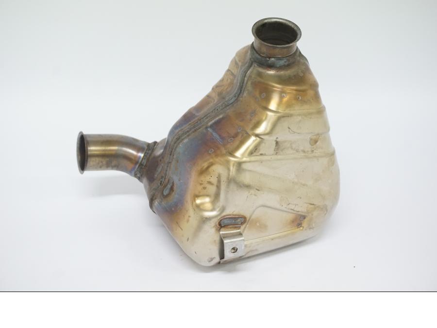 Vänster sida på Mellanburk från en Ducati Desert X -2022 motorcykel.