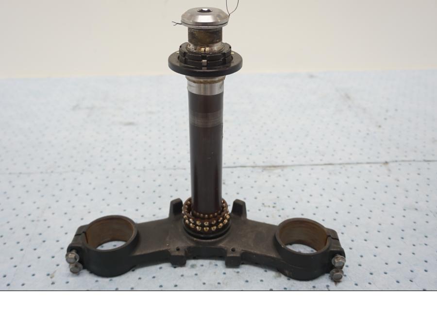 Framsidan på Gaffelkrona från en Kawasaki Z 900 -2019 motorcykel.