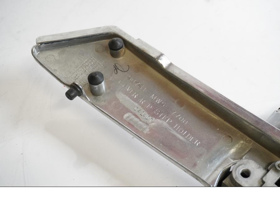 Vänster sida på Fotplatta från en Honda GL 1500 -1998 motorcykel.