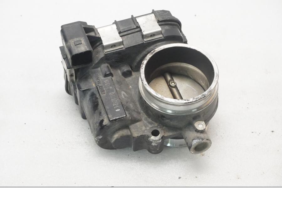 Framsidan på Spjällhus från en BMW R 1200 GSA -2017 motorcykel.