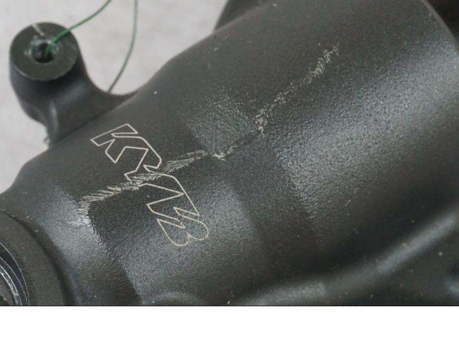 Snett nerifrån på Gaffelben från en Kawasaki ZX-10R -2008 motorcykel.