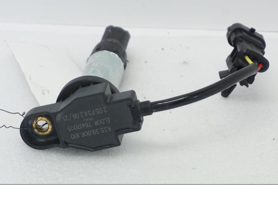 Framsidan på Tändspole från en KTM 1290 Super Adventure R -2021 motorcykel.