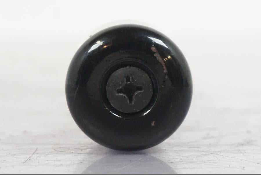 Höger sida på Styrvikt från en Suzuki GSF 1250 -2010 motorcykel.