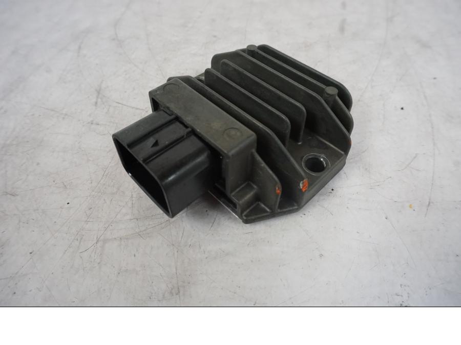 Framsidan på Likriktare från en KTM 1290 Super Duke R -2021 motorcykel.