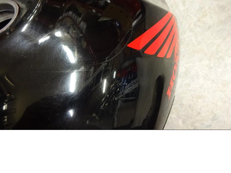 Snett nerifrån på Bensintank från en Honda CBR 900 RR -2000 motorcykel.