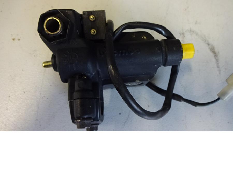 Vänster sida på Bromshuvudcylinder från en KTM 640 SM -2004 motorcykel.