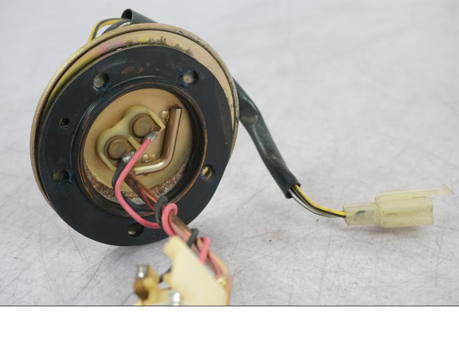 Vänster sida på Bensintankgivare från en Suzuki GSX 1300 RX -1999 motorcykel.