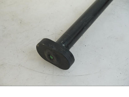 Höger sida på Axel från en Indian Chieftain Dark Horse -2019 motorcykel.