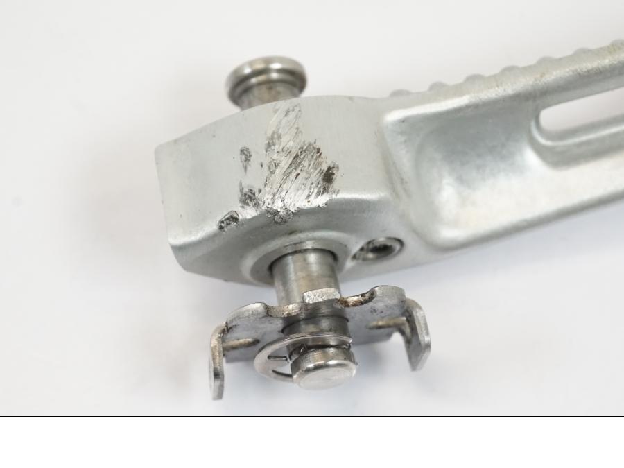 Vänster sida på Fotpinne från en Triumph Trident -2021 motorcykel.