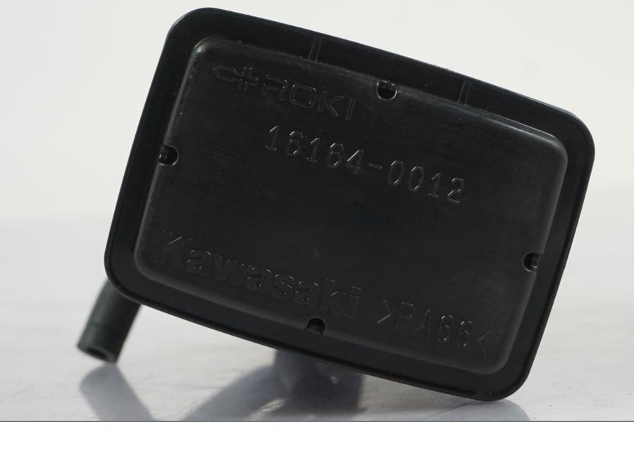 Höger sida på Fuel Evap System från en Kawasaki Z 900 -2021 motorcykel.
