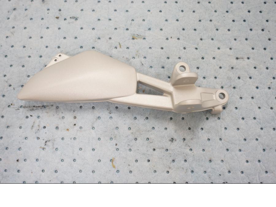 Framsidan på Fotpinnefäste från en BMW K 1300 S -2015 motorcykel.