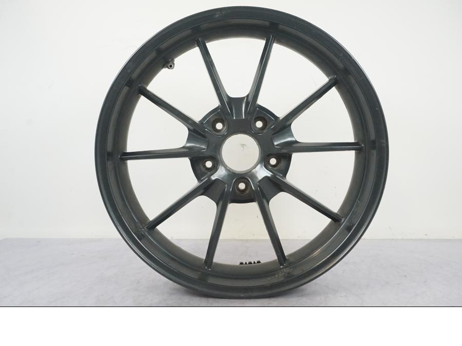 Framsidan på Fälg från en Triumph Tiger Explorer -2013 motorcykel.