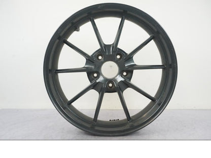 Framsidan på Fälg från en Triumph Tiger Explorer -2013 motorcykel.