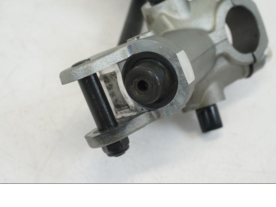 Höger sida på Kopplingshuvudcylinder från en Ducati Streetfighter V4 -2020 motorcykel.